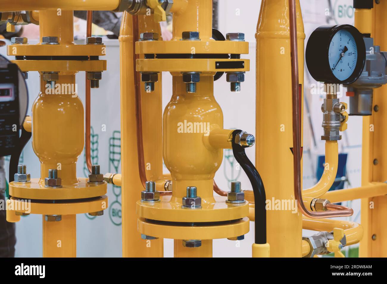 Gas control station for reducing gas pressure and counting the amount