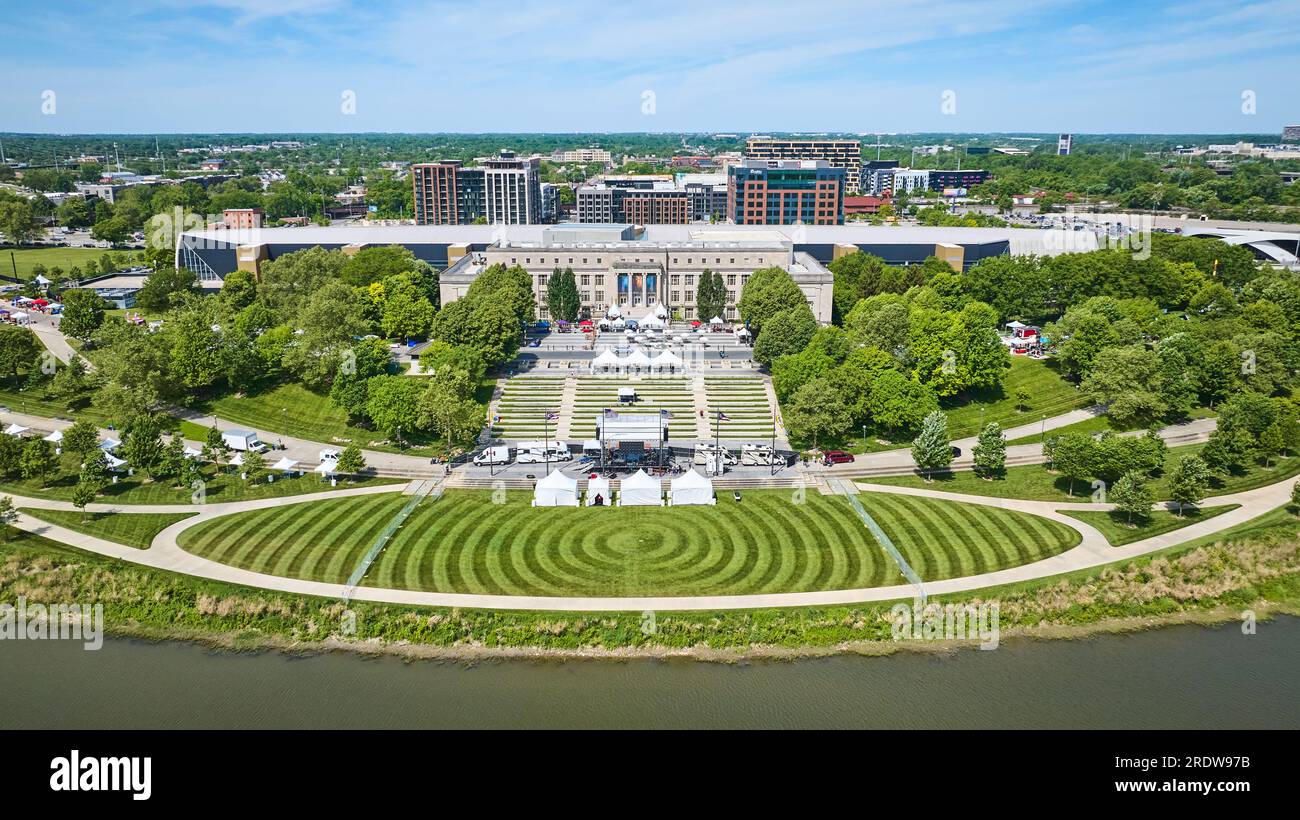 Aerial COSI with manicured green lawn of Lower Scioto Greenway with river Stock Photo