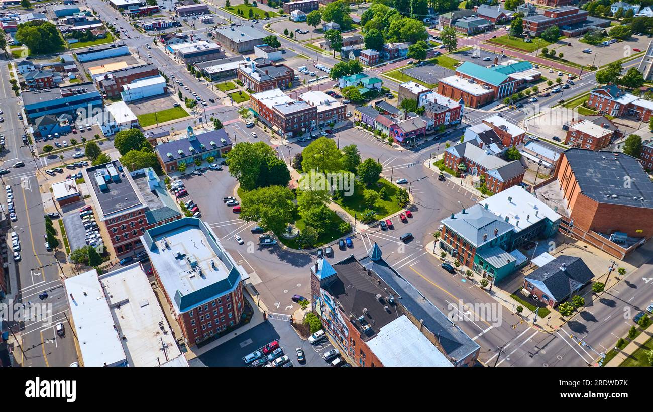 Cars driving around green park at center of city of Mount Vernon Ohio