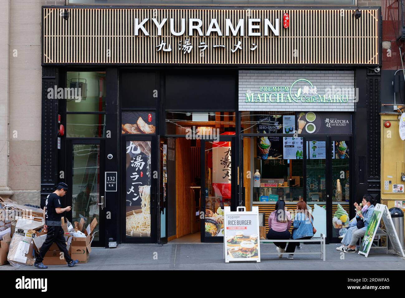 Kyuramen 九湯, Matcha Cafe Maiko 舞妓, 132 Bowery, New York, NYC storefront photo of Asian eateries and franchises in Manhattan Chinatown. Stock Photo