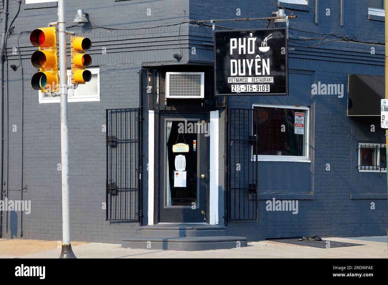 Phở Duyên, 2039 S 5th St, Philadelphia, storefront photo of a Vietnamese restaurant in South Philadelphia, Pennsylvania Stock Photo