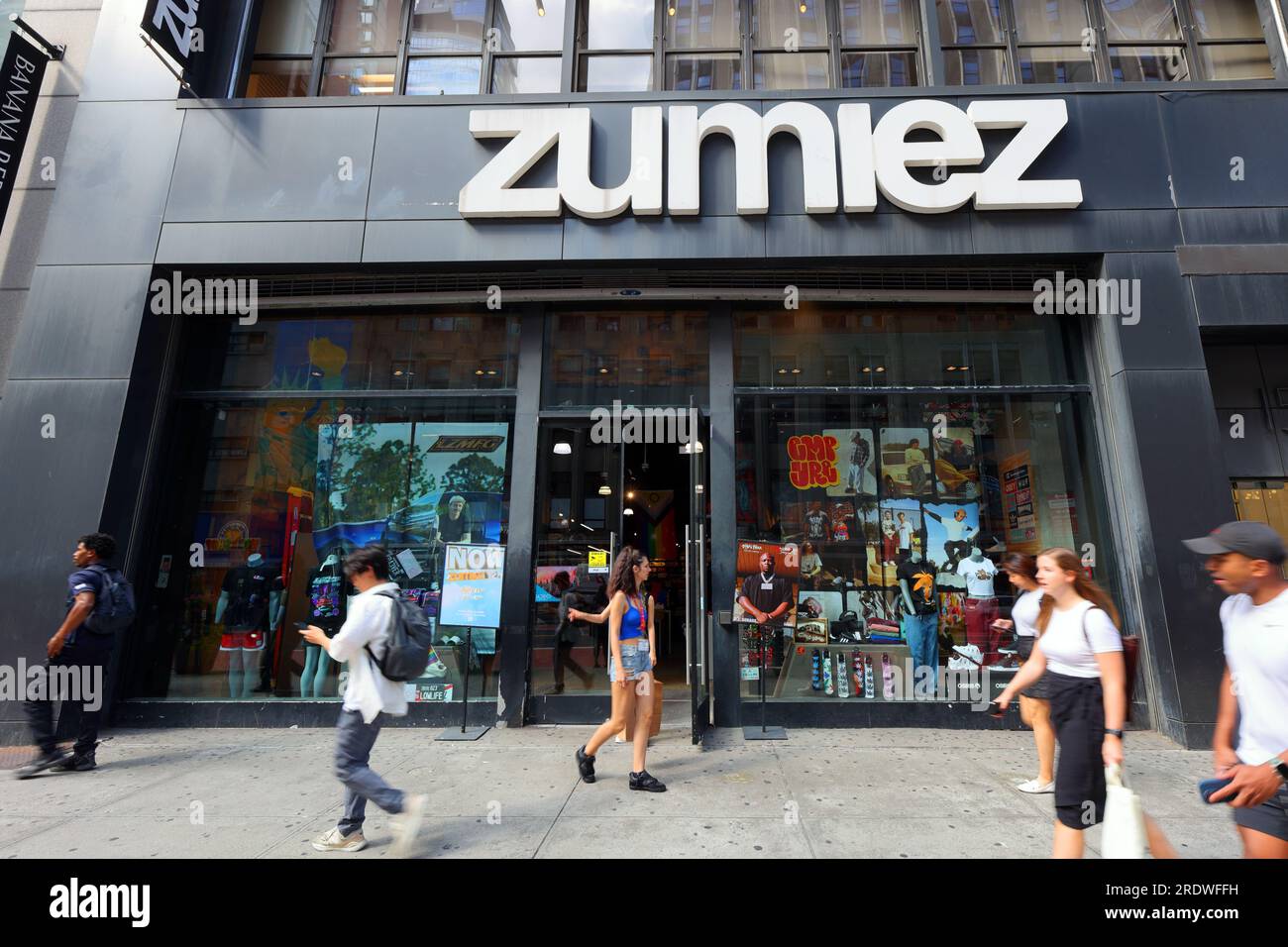 Zumiez, 15 W 34th St., New York, NYC storefront photo of a clothing store in Midtown Manhattan. Stock Photo
