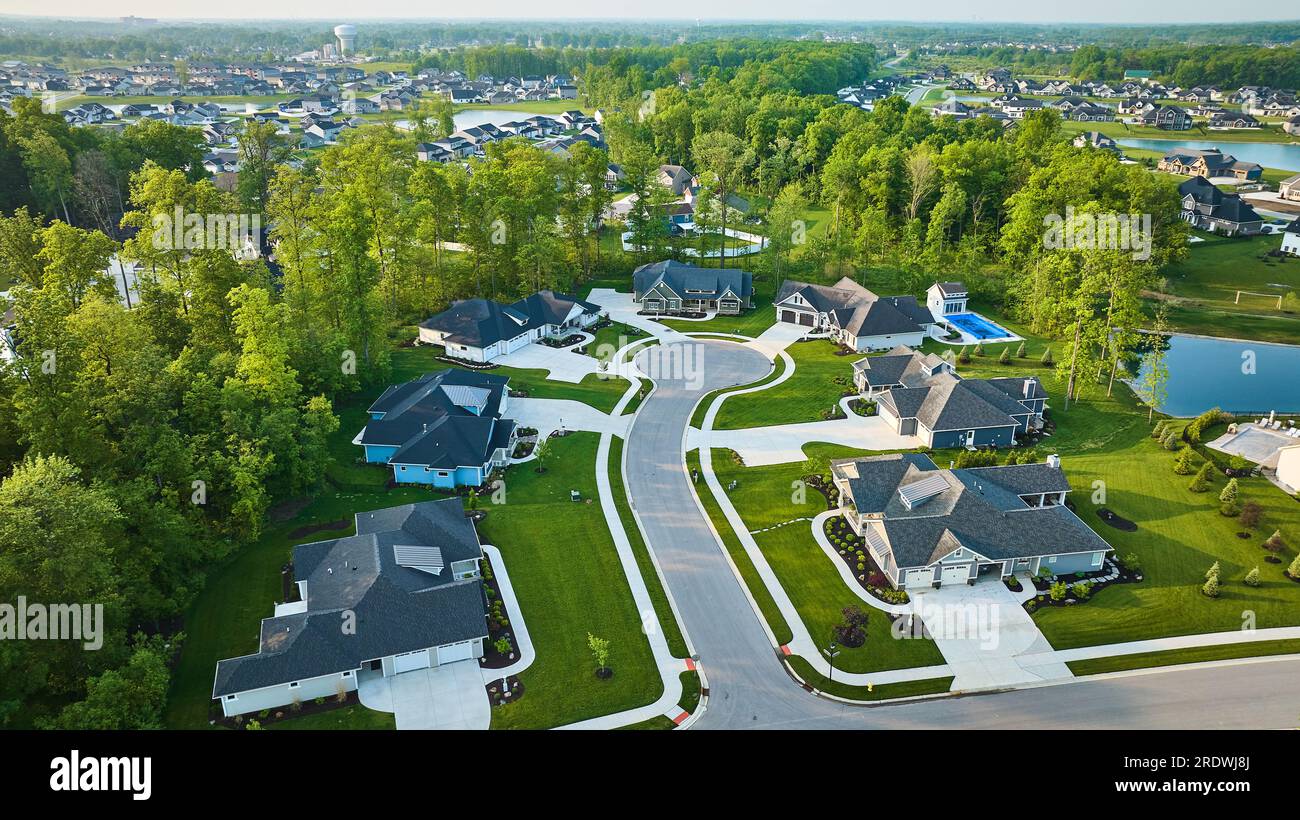 Culdesac rich neighborhood homes milliondollar houses aerial Stock