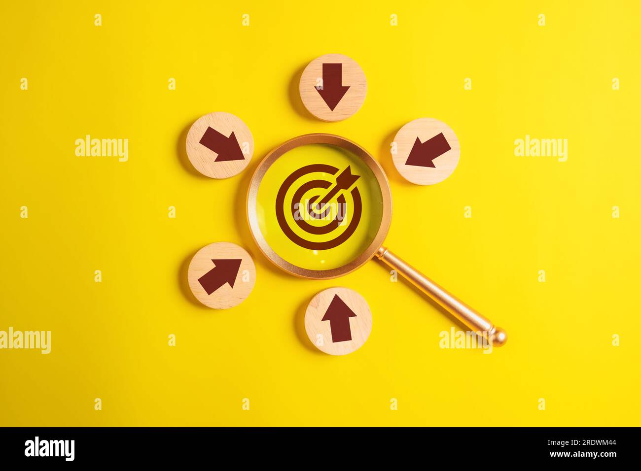 Target icon. Goal symbol. Arrow hit the middle point of dartboard ...