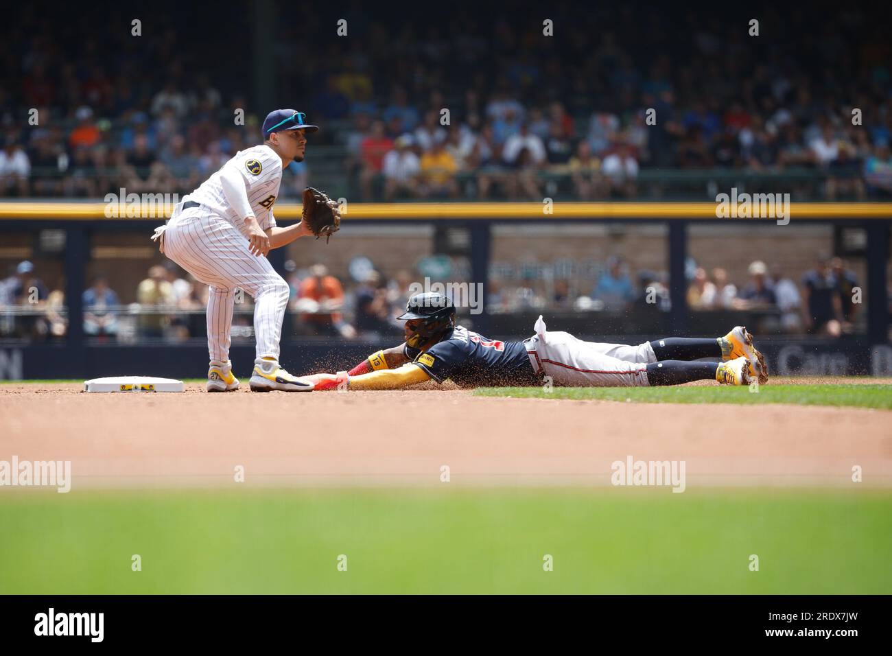 Braves rap 3 homers, 15 hits in beating Brewers