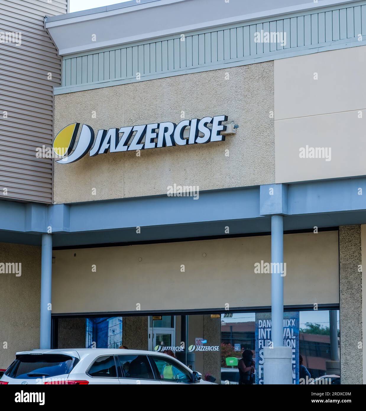 https://c8.alamy.com/comp/2RDXC0M/metairie-la-usa-july-22-2023-front-of-the-jazzercise-fitness-center-in-the-wilshire-shopping-center-on-veterans-memorial-boulevard-2RDXC0M.jpg