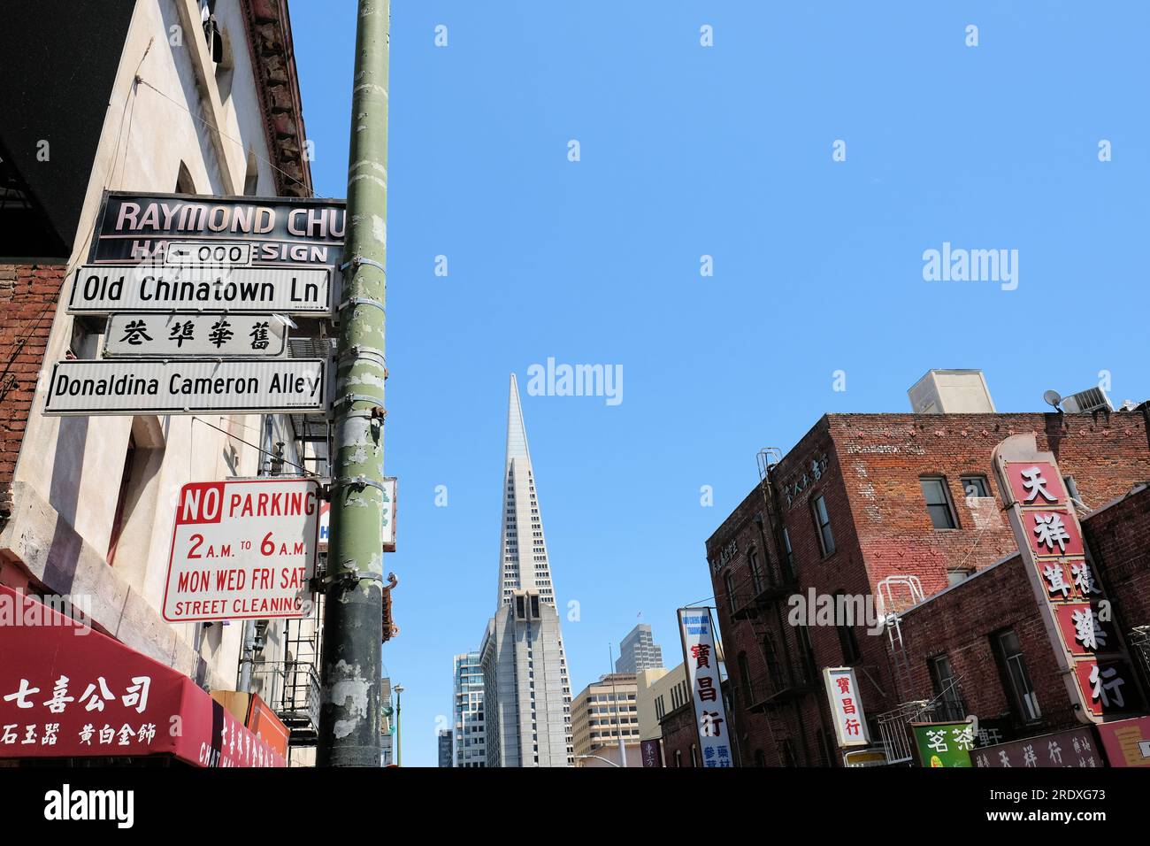 street-signs-in-chinatown-with-the-transamerica-pyramid-in-background