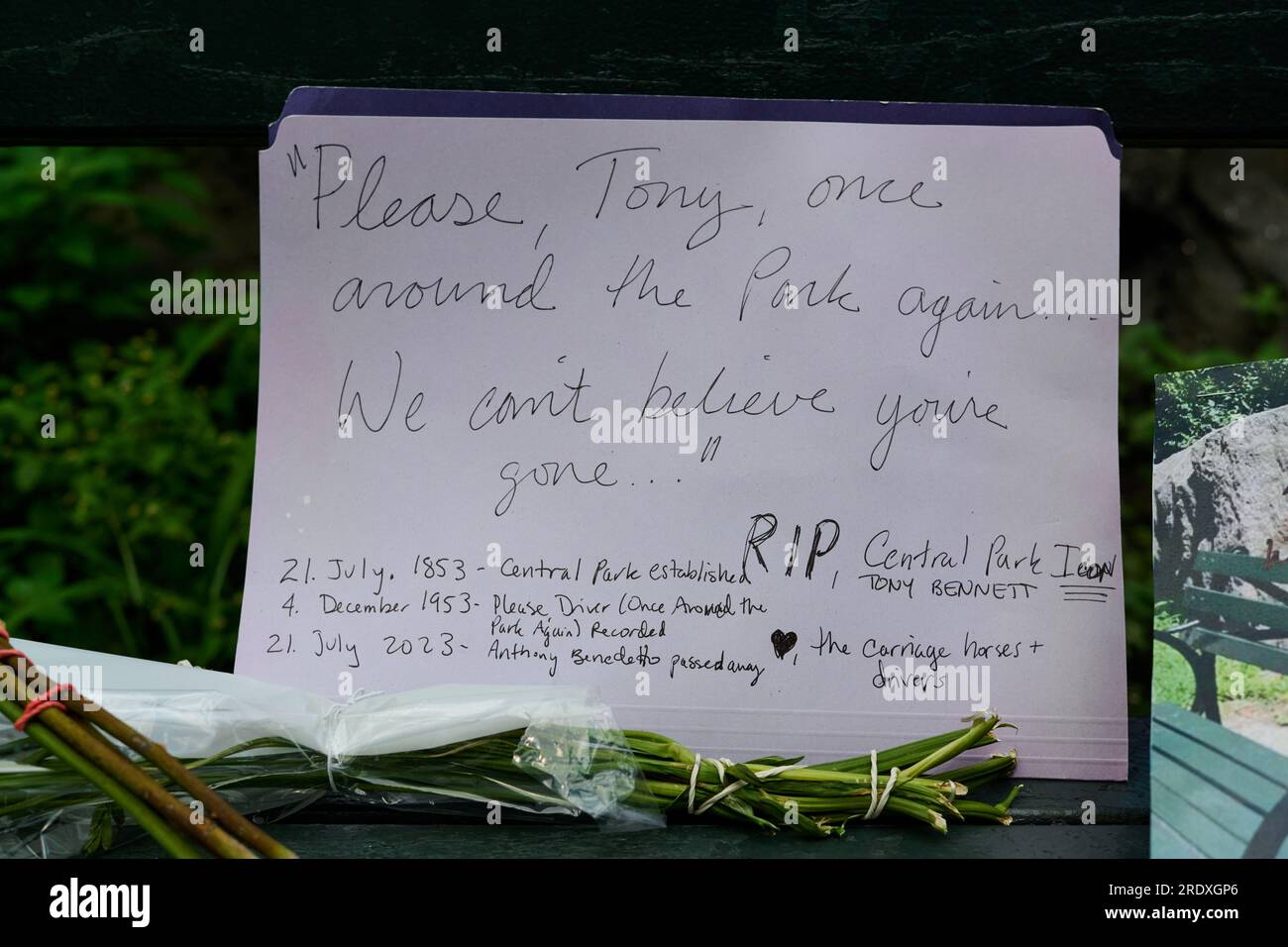 New York, New York, USA. 23rd July, 2023. New York City carriage horse drivers leave a note to the late American singer, Tony Bennett on his Central Park bench to honor his recent passing. (Credit Image: © Edna Leshowitz/ZUMA Press Wire) EDITORIAL USAGE ONLY! Not for Commercial USAGE! Stock Photo