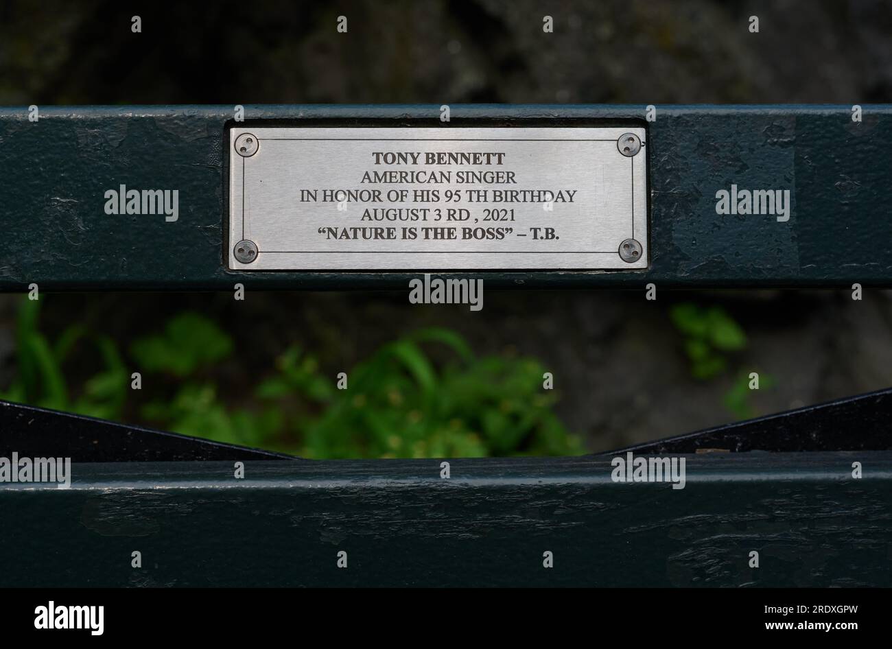 New York, New York, USA. 23rd July, 2023. Central Park South bench dedicated to American singer, Tony Bennett. (Credit Image: © Edna Leshowitz/ZUMA Press Wire) EDITORIAL USAGE ONLY! Not for Commercial USAGE! Stock Photo