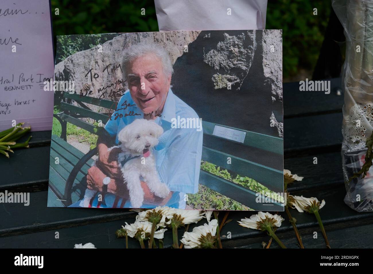 New York, New York, USA. 23rd July, 2023. Members of the public leave a photograph of the late American singer, Tony Bennett on his Central Park bench to honor his recent passing. (Credit Image: © Edna Leshowitz/ZUMA Press Wire) EDITORIAL USAGE ONLY! Not for Commercial USAGE! Stock Photo