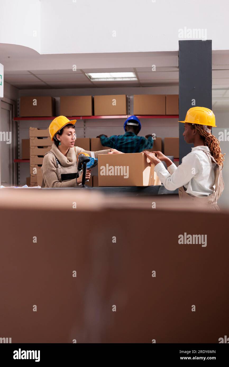 Worker packing shipment shop hi-res stock photography and images - Alamy