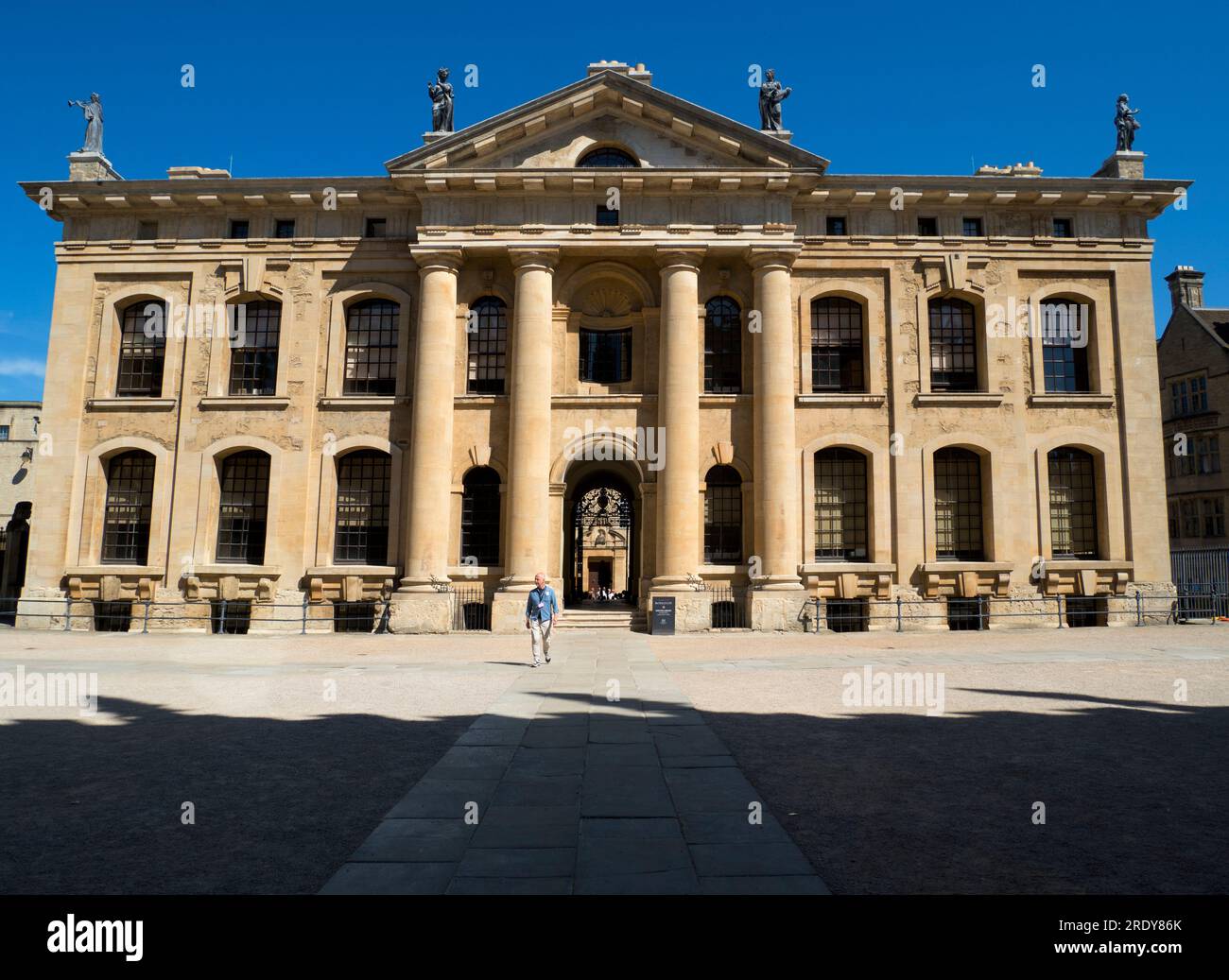 This magnificent 18th-century neoclassical edifice of the University of Oxford is the Clarendon Building. Nicholas Hawksmoor designed it, construction Stock Photo