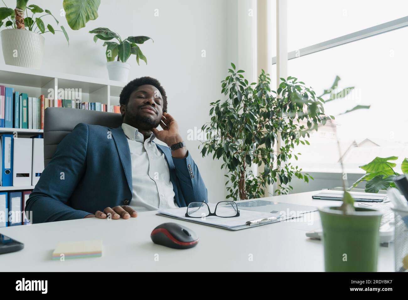 Office napping hi-res stock photography and images - Alamy