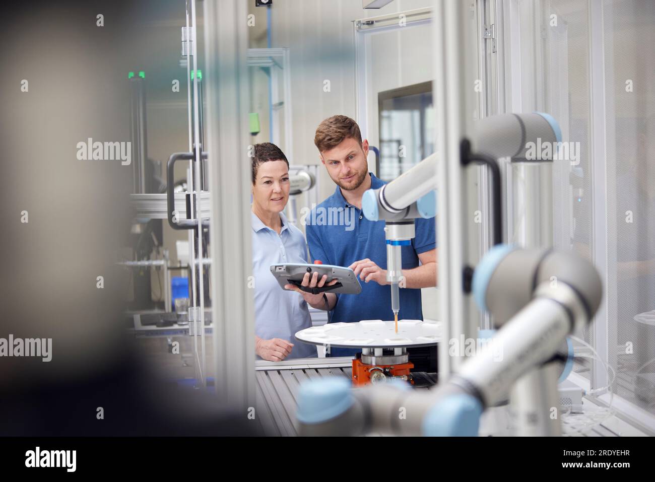Engineer analyzing robotic arm hi-res stock photography and images - Alamy