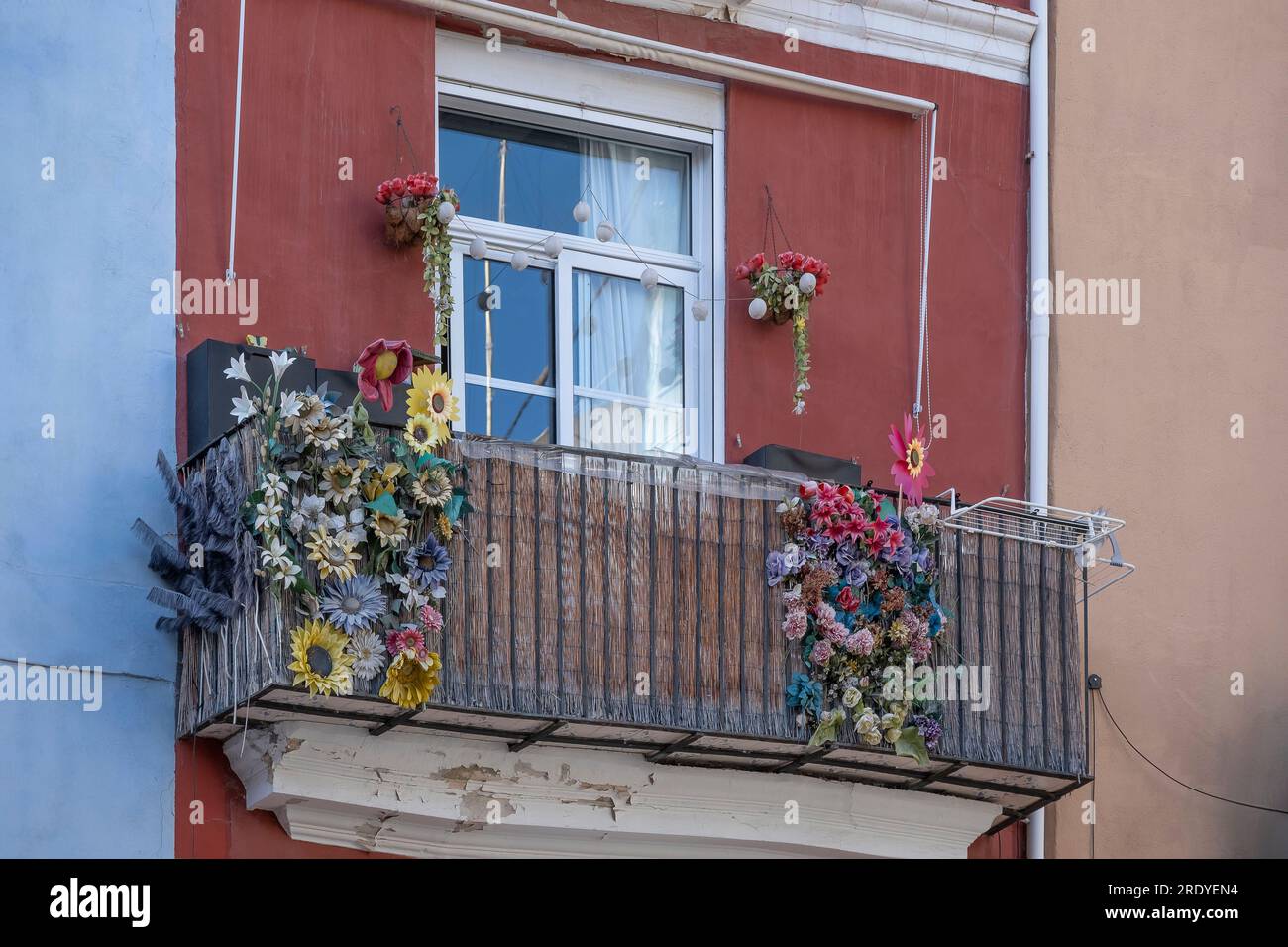 Balkon mit Plastikblumen in der Altstadt von Valencia *** Balcony with plastic flowers in the old town of Valencia Stock Photo