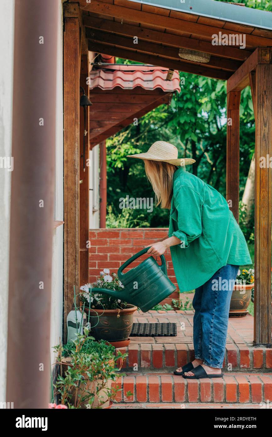 Plants at house hi res stock photography and images Alamy
