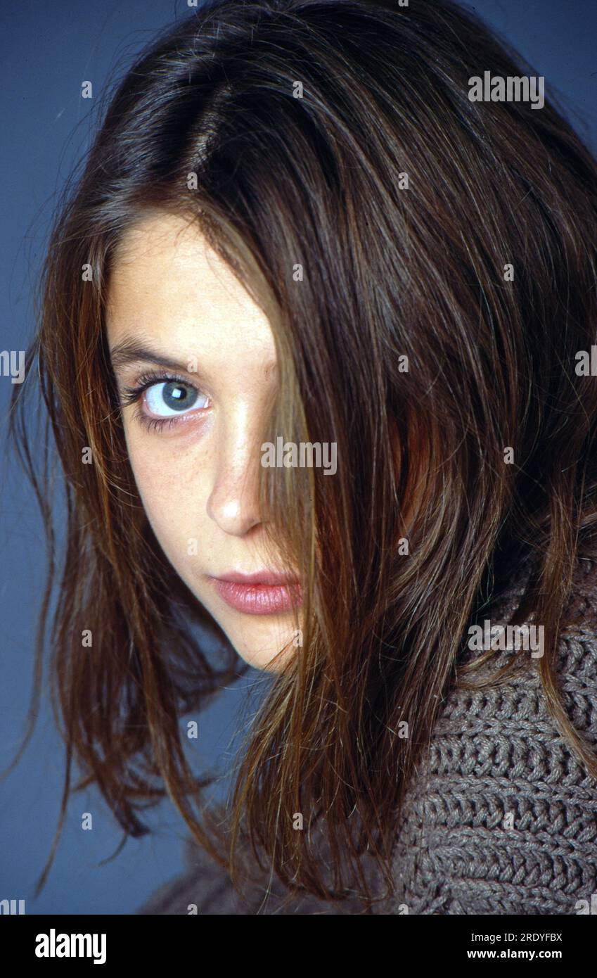 Julia Brendler, deutsche Schauspielerin, bei einem Fotoshooting im Studio,  Deutschland 1995 Stock Photo - Alamy