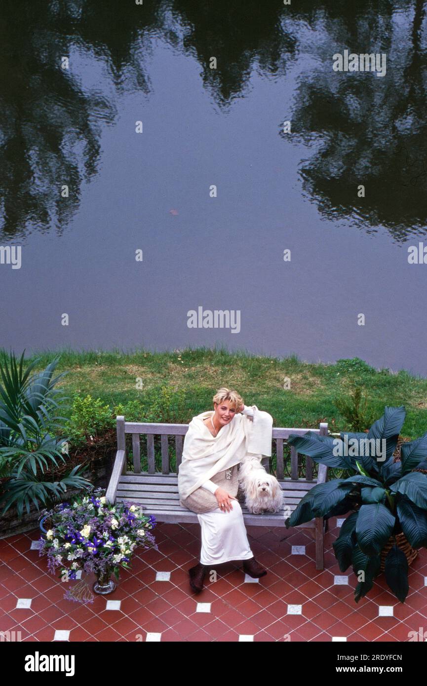 Dana Winner, belgische Sängerin, in ihrem Garten, Belgien 1999. Stock Photo