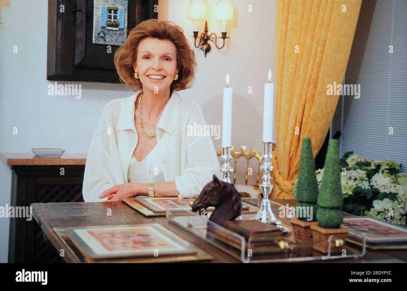 Jutta Kammann, deutsche Schauspielerin, bei einem Homestory Fotoshooting am  Esstisch in München, Deutschland 1999 Stock Photo - Alamy