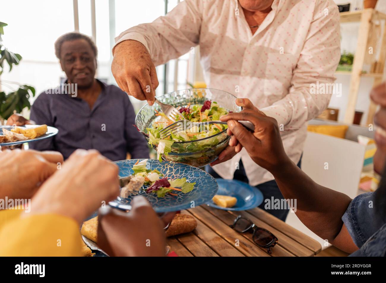 Seniors eating at table hi-res stock photography and images - Alamy