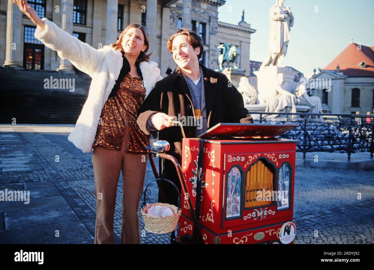 Alexander Pschill, österreichischer Schauspieler, als Leierkastenmann mit Kollegin Tanja Fornaro bei einem Spaziergang durch Berlin, Deutschland 1997. Stock Photo