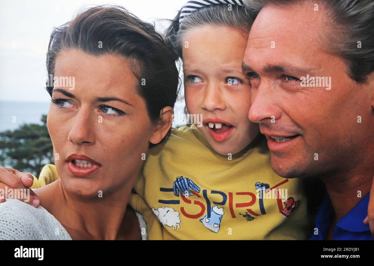 Olaf Berger, deutscher Moderator und Schlagersänger, im Urlaub mit Ehefrau Andrea und Tochter Maria, Deutschland 1997. Stock Photo