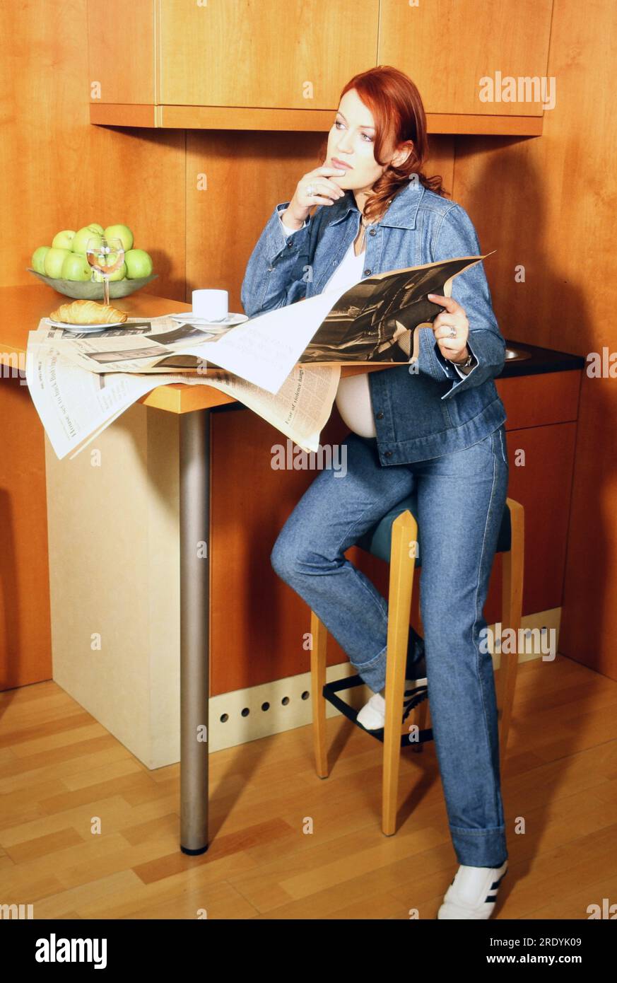 Andrea Horn, deutsche Fernsehmoderatorin, bei einem Fotoshooting zuhause in Magdeburg bei der Lektüre der Tagespresse, Deutschland 2001. Stock Photo