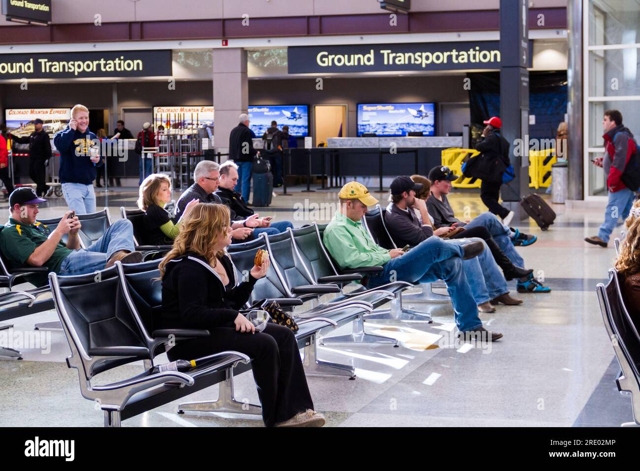 U s airport terminal people waiting hi-res stock photography and images ...