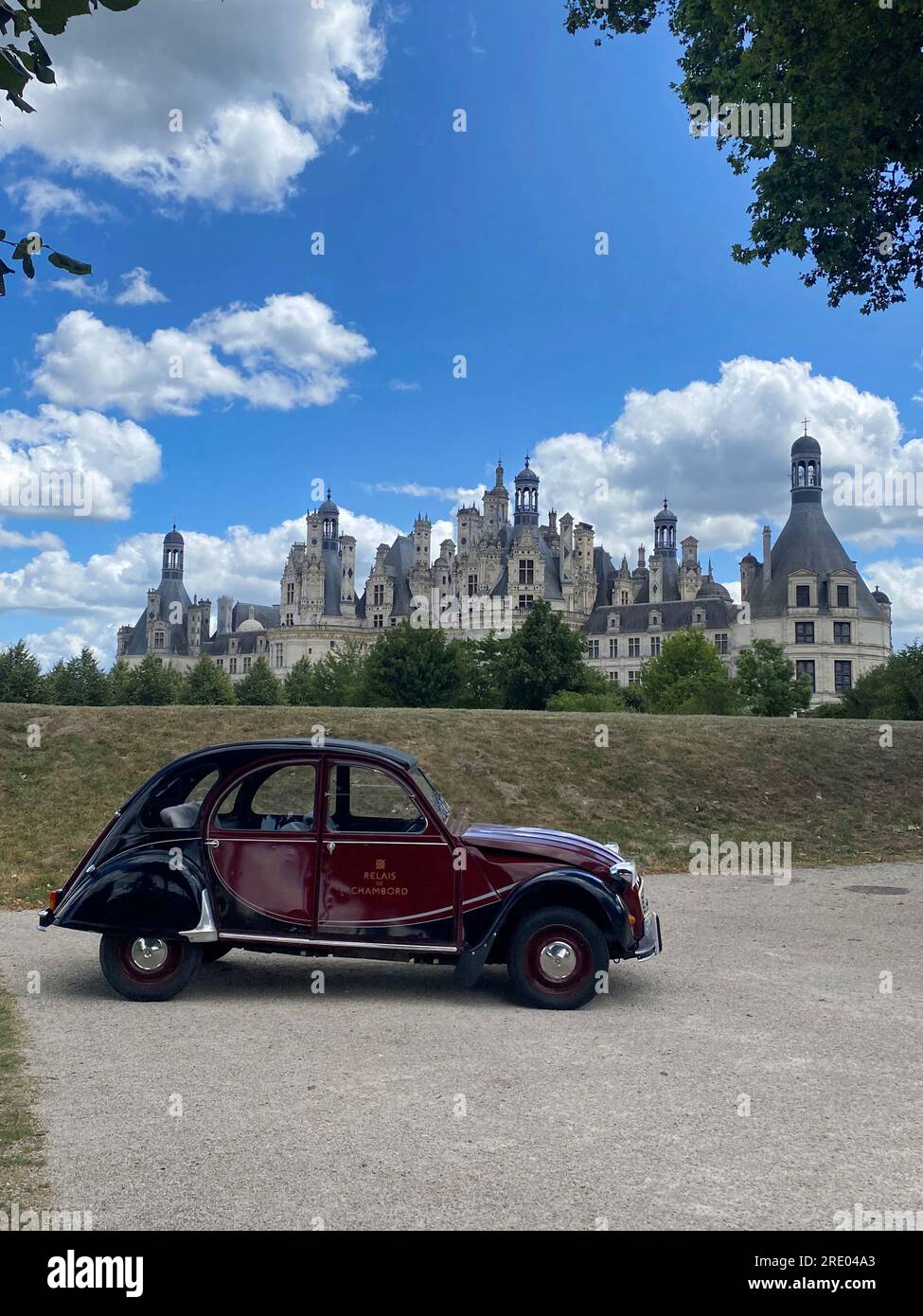 Citroën 2CV with the "Chateau de Chambord" castle in the background