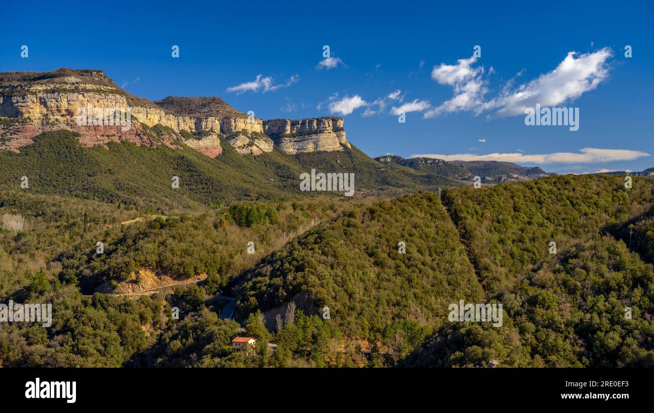Views of the cliffs of Tavertet and the almost dry Sau reservoir seen from the viewpoint of the new town of Sant Romà de Sau (Osona, Catalonia, Spain) Stock Photo