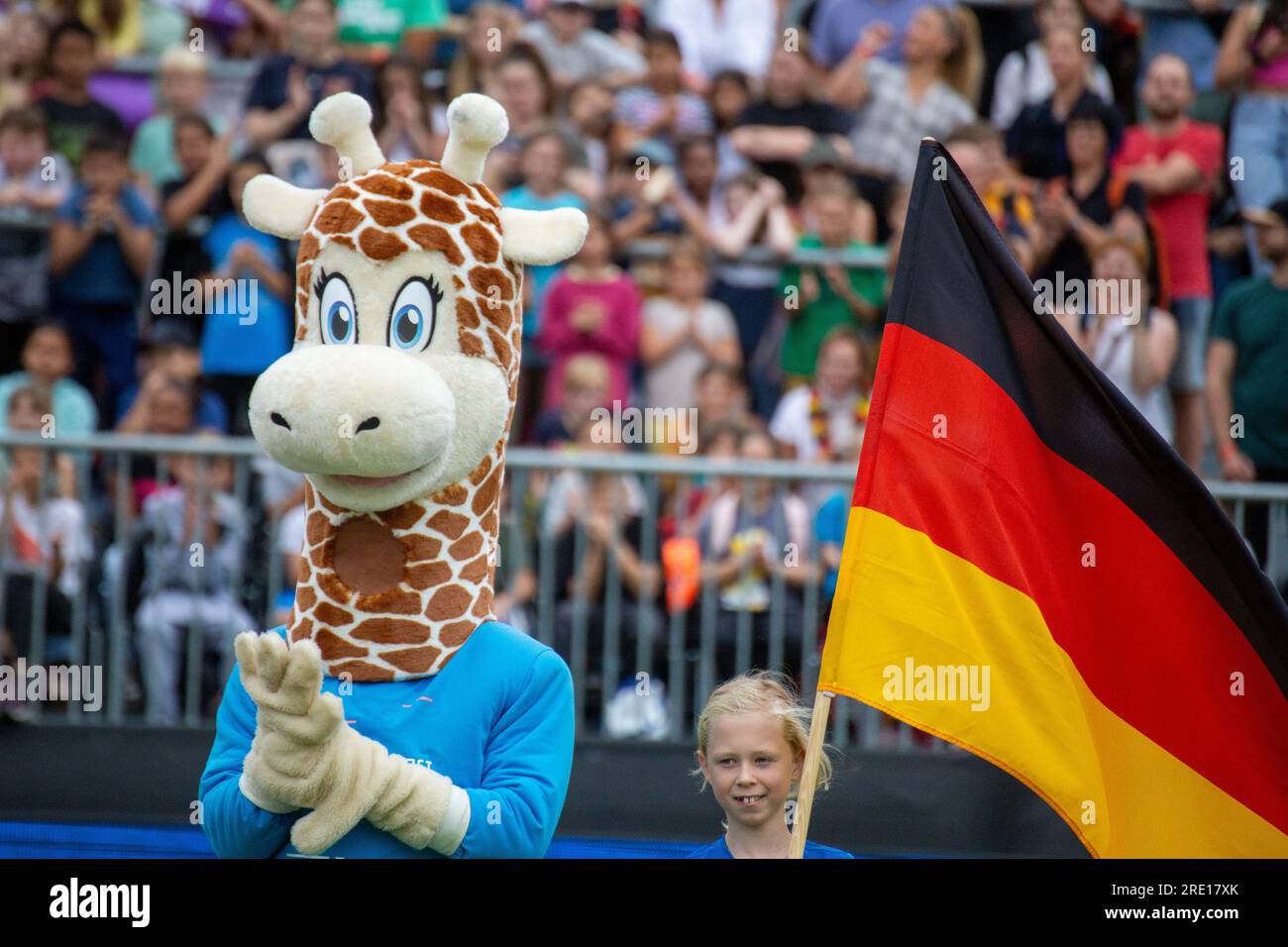 Faustball-Weltmeisterschaft vom 22.07. bis 29.07.2023 in Mannheim: Manni, eine Giraffe, ist das offizielle Maskottchen der Veranstaltung Stock Photo