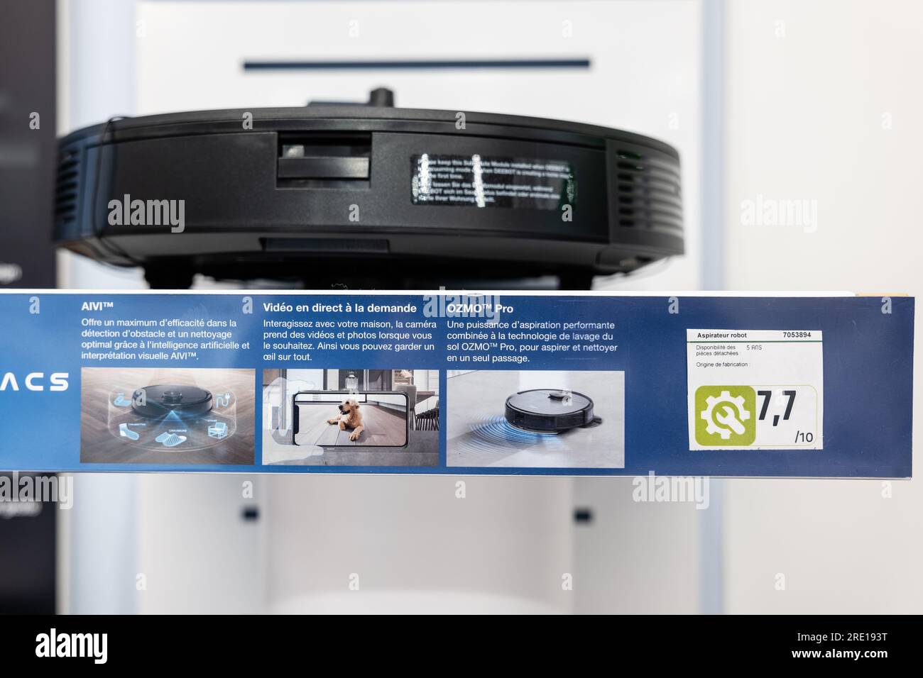 Robotic vacuum cleaner with a reparability label in a home appliance