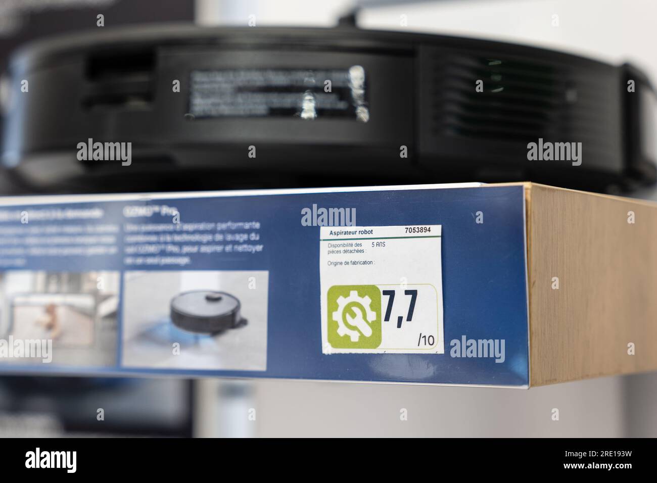 Robotic vacuum cleaner with a reparability label in a home appliance store. Manufacturers must indicate on a scale of A E how easily their devices can Stock Photo
