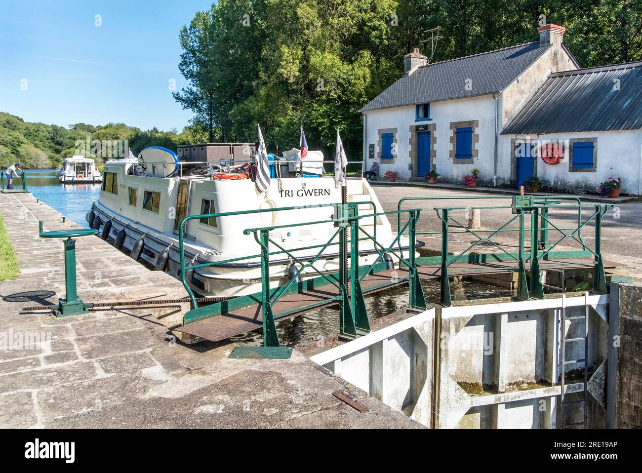 Boat passing the Minazen Lock on the Blavet river in Languidic