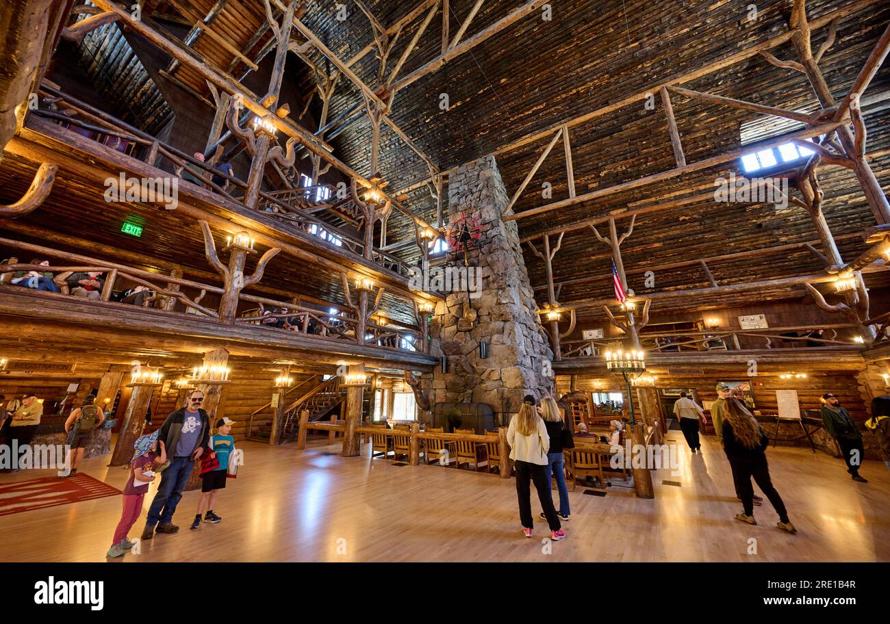 https://c8.alamy.com/comp/2RE1B4R/interior-shot-of-wooden-architecture-of-old-faithful-inn-yellowstone-national-park-wyoming-united-states-of-america-2RE1B4R.jpg