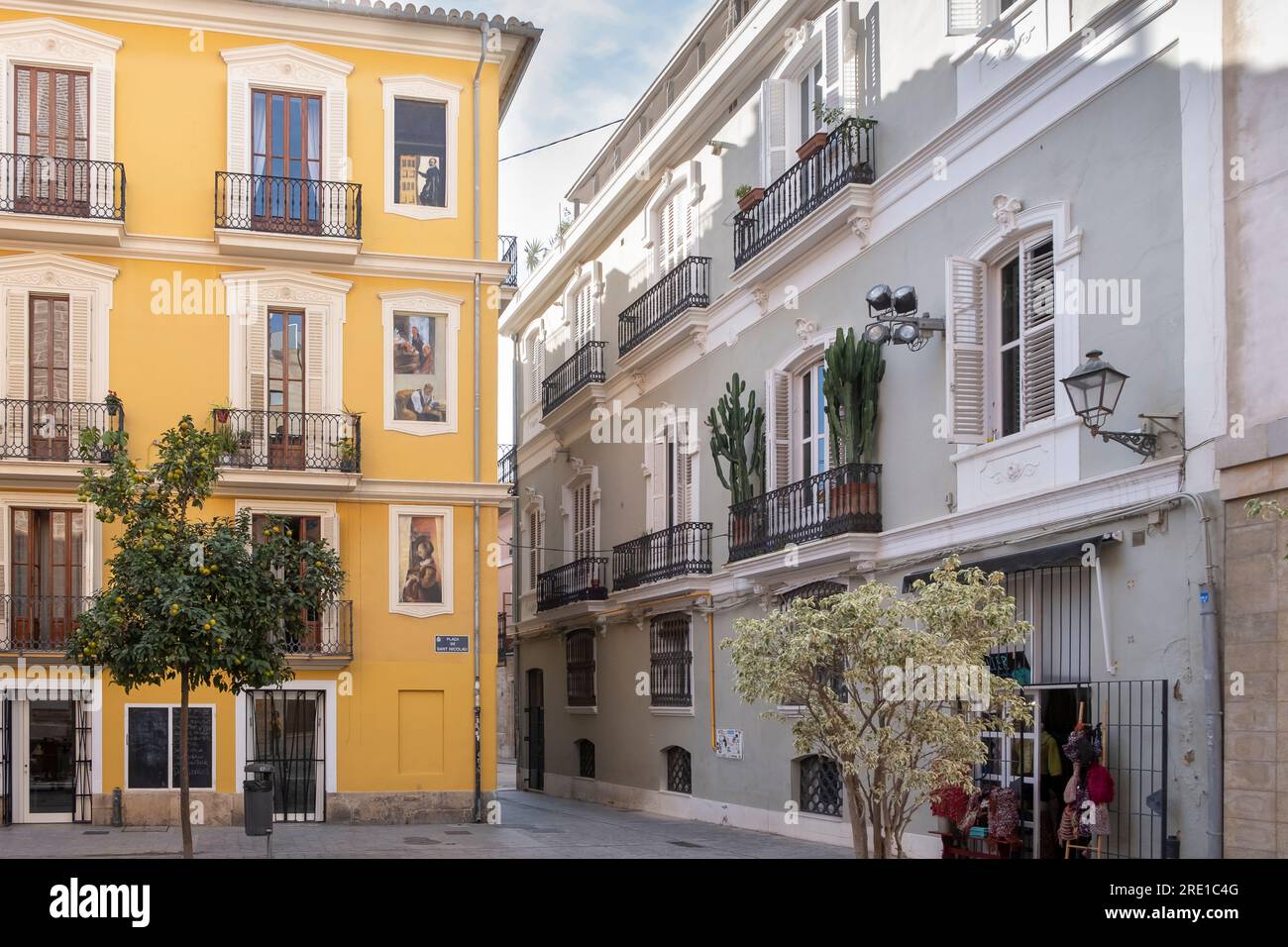 Street scene from the old town in Valencia Stock Photo - Alamy