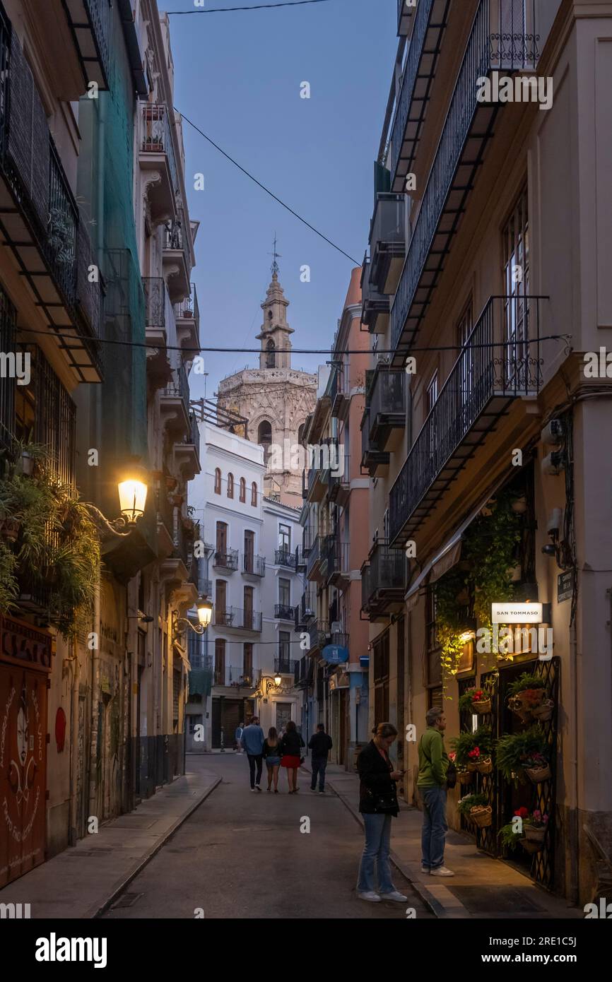 street-scene-from-the-old-town-in-valencia-restaurant-in-the-evening