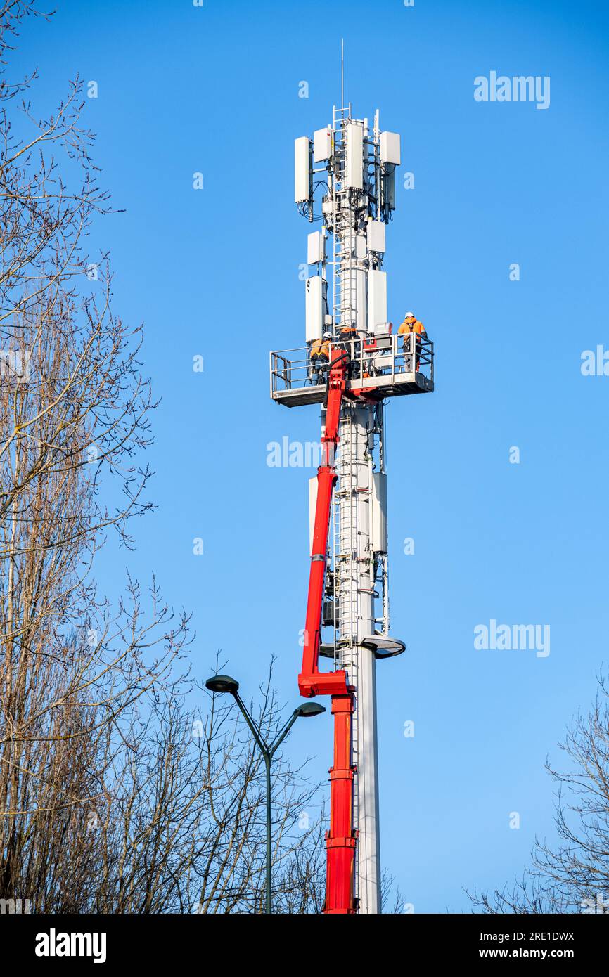 5G deployment in France installation of mobile phones relay stations