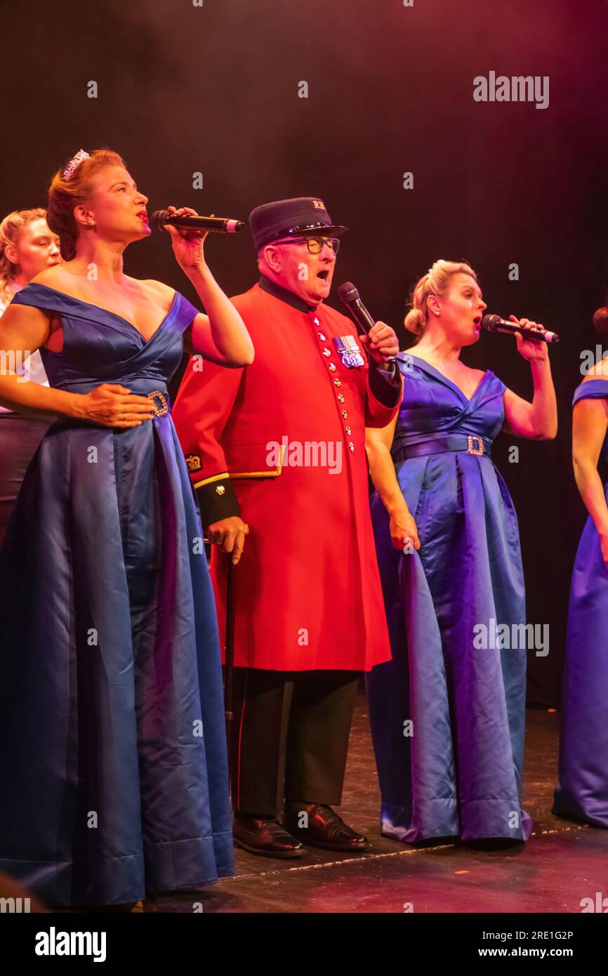 England, Sussex, East Sussex, Eastbourne, Royal Hippodrome Theatre, Chelsea Pensioner and Performing Artist Colin Thackery  Singing with The D-Day Dar Stock Photo