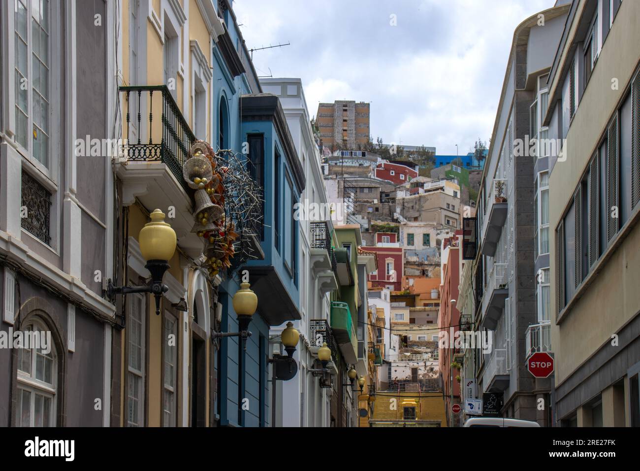 Vista inusual desde una calle del barrio de Triana a los coloridos barrios de Las Palmas, Gran Canaria, España Stock Photo