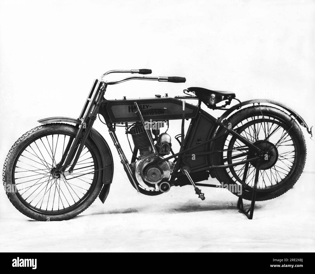 USA vintage photo of row of motorcycles, at least 2 Harleys c. 1910s USA vintage photo of row of motorcycles, at least 2 Harleys c. 1910s
