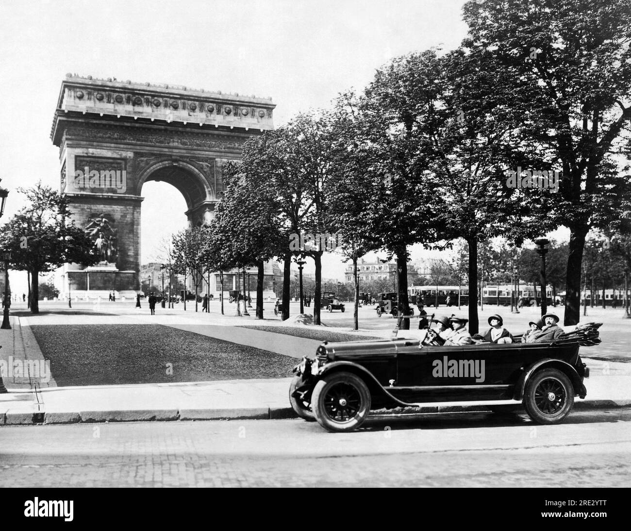 Paris, France:  c. 1929 People in a touring car at the Arc de Triomphe de l'Etoile at the western end of the Champs-Elysees in Paris. Stock Photo