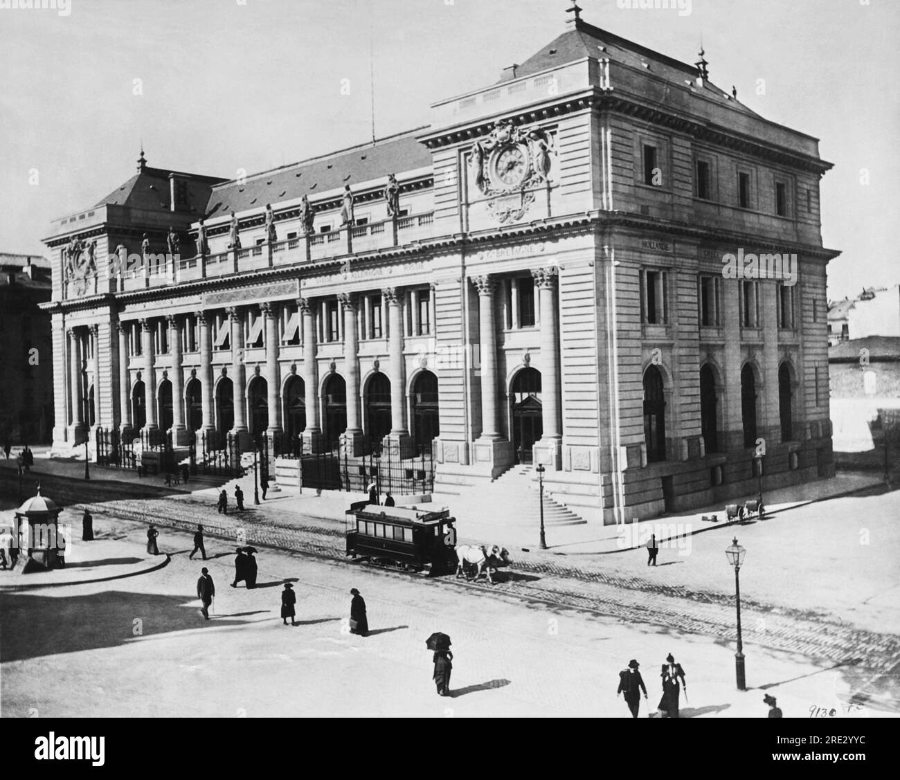 geneva-switzerland-c-1905-a-horse-drawn-streetcar-is-passing-by-the