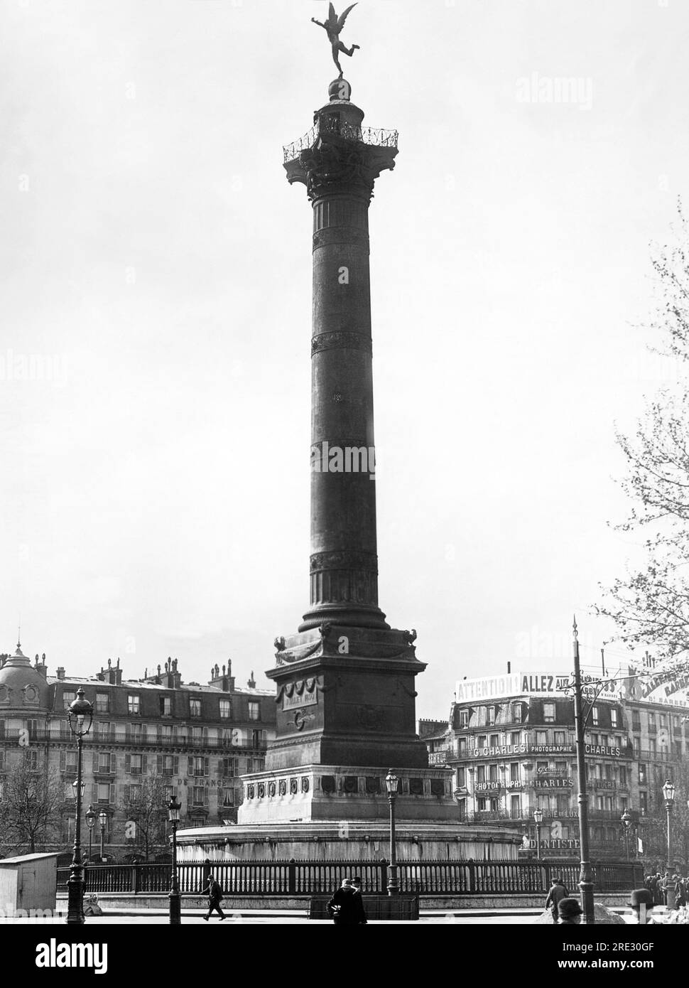 Paris, France:  c. 1915 The Colonne de Juillet in Paris. It marks the site of the Bastille Prison. Stock Photo