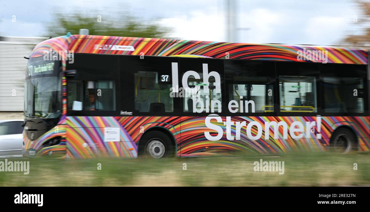 PRODUCTION - 21 July 2023, Hesse, Frankfurt/Main: An e-bus of line 37 with the inscription 'Ich bin ein Stromer' (I am an electrician) departs from a bus stop in the Gutleutviertel district (photo taken with a longer shutter speed). They are quieter and diesel smells are a thing of the past: electric buses are on the road in more and more cities in Hesse. Many municipalities and their transport companies want to push ahead with the changeover. (to dpa 'More and more e-buses on the road in Hesse's cities') Photo: Arne Dedert/dpa Stock Photo