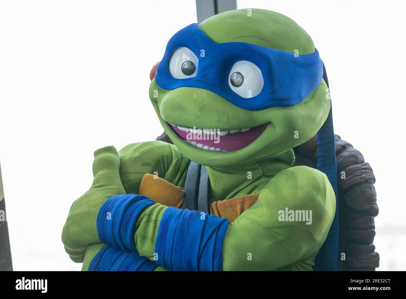 https://c8.alamy.com/comp/2RE32CT/new-york-new-york-usa-24th-july-2023-teenage-mutant-ninja-turtles-character-leonardo-visits-one-world-observatory-in-new-york-all-characters-pose-with-visitors-in-anticipation-of-release-of-teenage-mutant-ninja-turtles-mutant-mayhem-blockbuster-movie-is-scheduled-for-release-on-august-2-2023-credit-image-lev-radinpacific-press-via-zuma-press-wire-editorial-usage-only!-not-for-commercial-usage!-credit-zuma-press-incalamy-live-news-2RE32CT.jpg