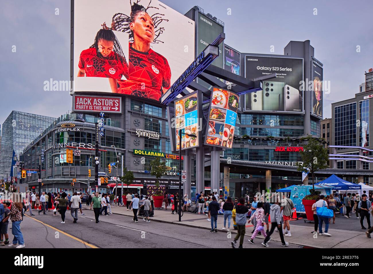 Yonge Dundas Square Toronto Stock Photo - Alamy