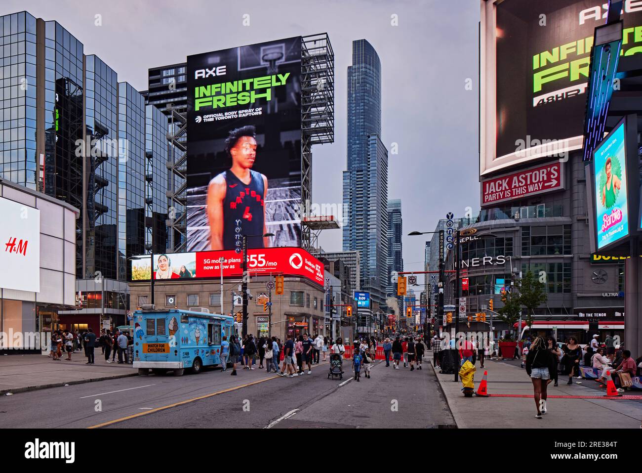 Yonge Dundas Square Toronto Stock Photo Alamy Yonge Dundas Square Toronto Stock Photo Alamy