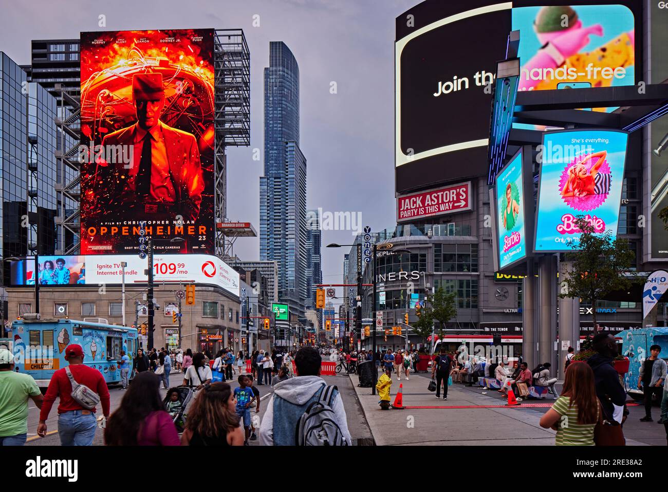 Yonge Dundas Square Toronto Stock Photo - Alamy