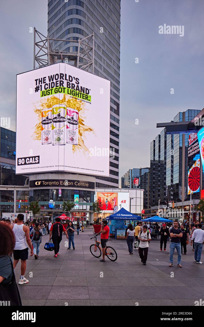 Yonge Dundas Square Toronto Stock Photo Alamy Yonge Dundas Square Toronto Stock Photo Alamy